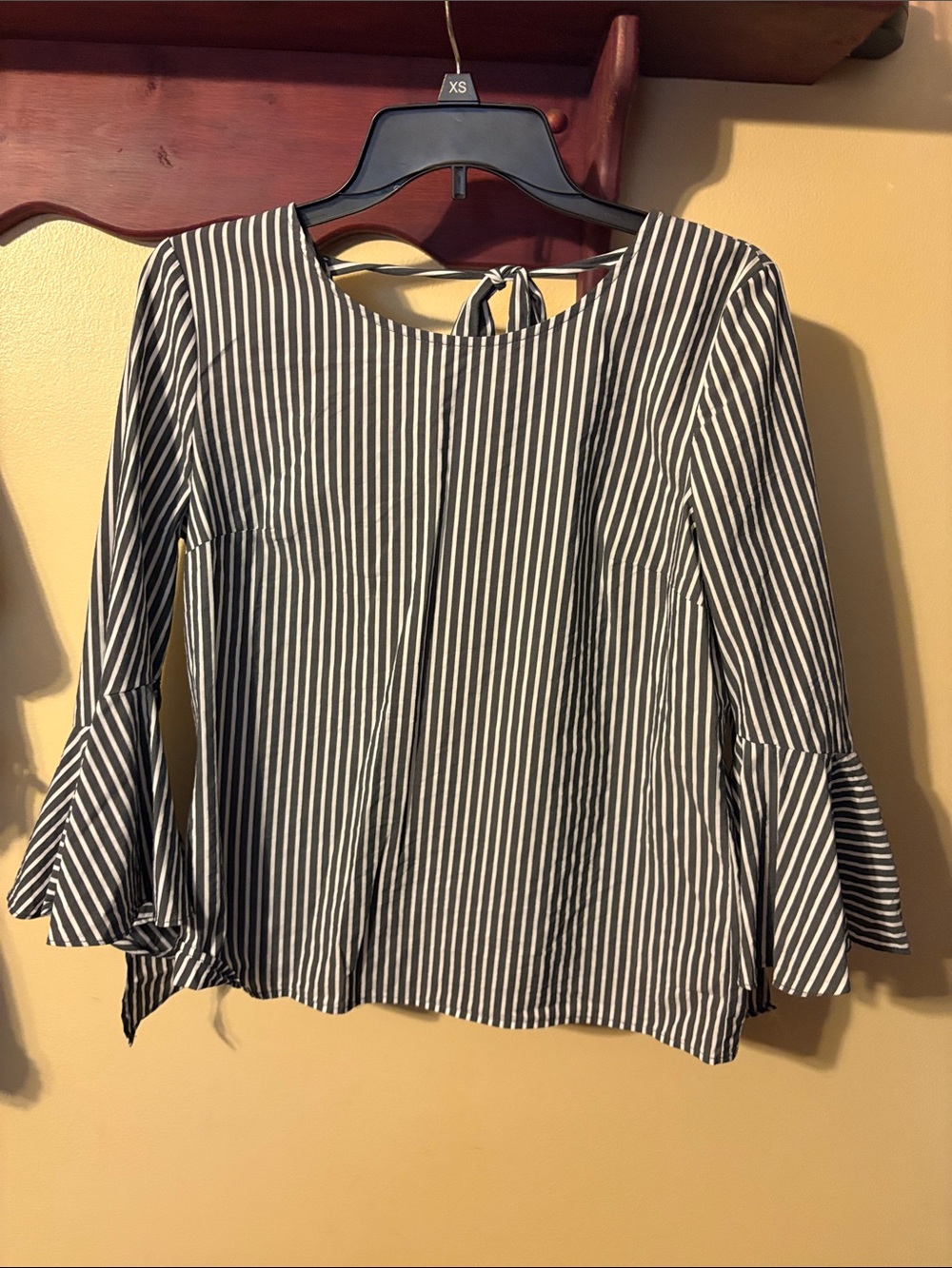 BY & BY GRAY STRIPED TOP MEDIUM - Picture 1 of 7